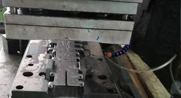 精業(yè)求精、用心生產(chǎn)高品質(zhì)高效率的東莞合頁(yè),東莞鉸鏈,東莞不銹鋼合頁(yè)