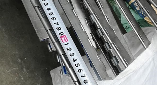 長(zhǎng)度3米的不銹鋼長(zhǎng)合頁順利完成,東莞廣有五金廠專業(yè)制造東莞合頁，東莞鉸鏈