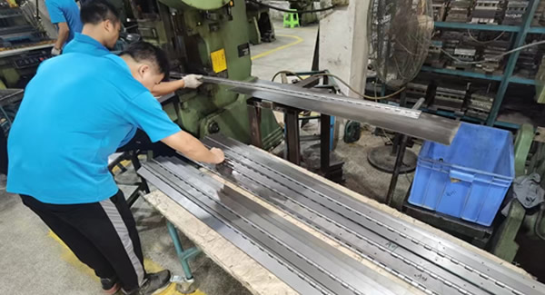 合頁(yè)的平直順，穩(wěn)定與和諧的象征|廣有五金&東莞合頁(yè)